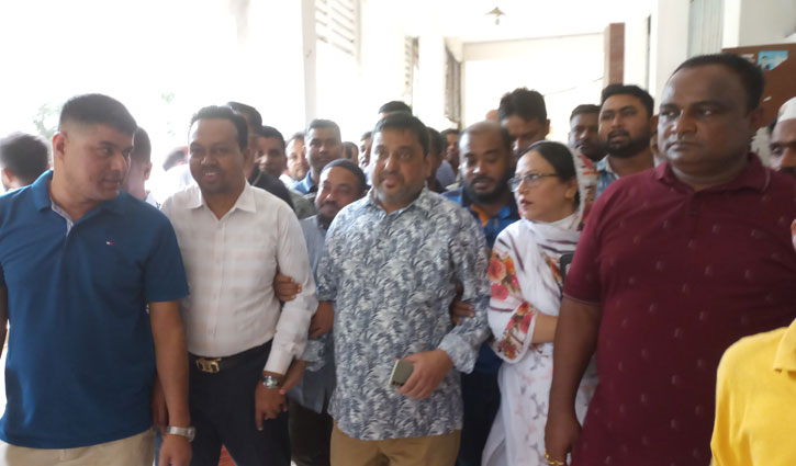 সম্রাটের বিদেশ গমনের নিষেধাজ্ঞা প্রত্যাহারের আবেদন নথিভুক্ত