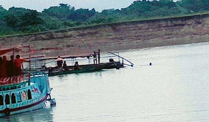 সন্তানকে বাঁচাতে নৌকা থেকে লাফিয়ে পড়ে নিখোঁজ মা