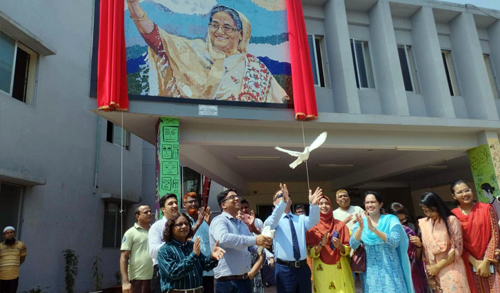 কুবিতে ‘শেখ হাসিনা ম্যুরাল’ উদ্বোধন