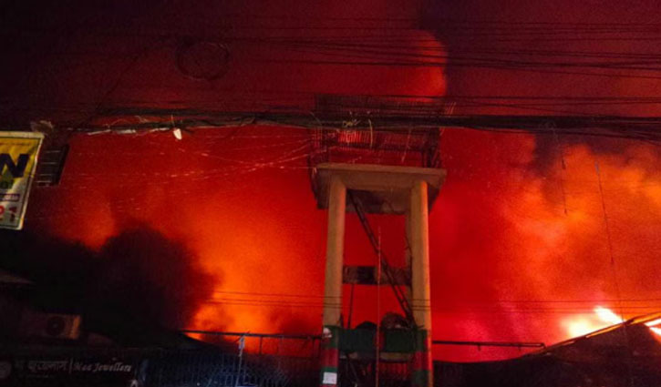 Fire breaks out at Mohammadpur Krishi Market