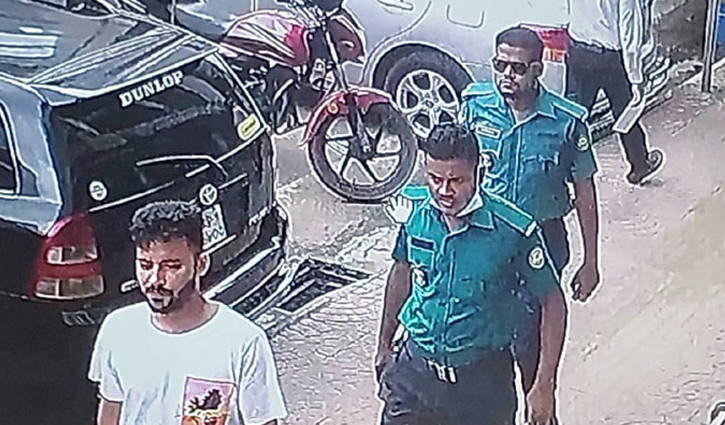 Tk 20 lakh snatched in broad daylight, 2 cops among 5 arrested