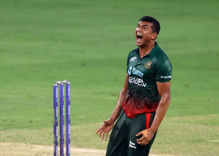 Babar falls, but Pakistan on course in 194 chase