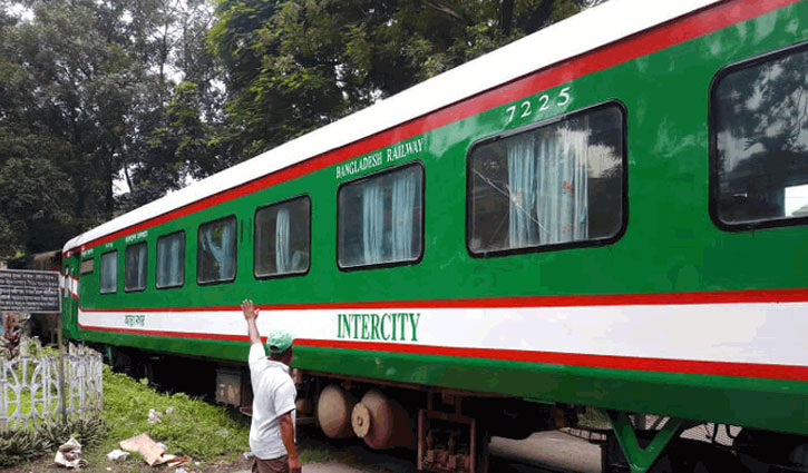 Driver killed as train smashes auto-rickshaw in Tangail