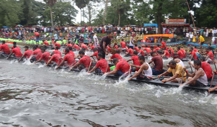 জমজমাট নৌকাবাইচ উৎসবে মাতোয়ারা হলো কোটালীপাড়া ও টুঙ্গিপাড়া