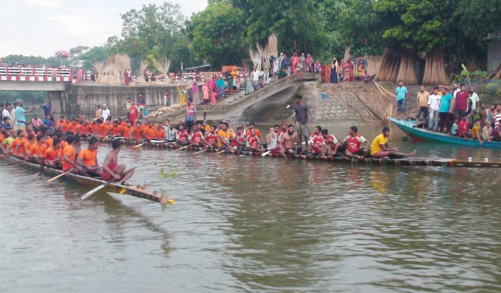 কুমার নদে লাখো প্রাণের উচ্ছ্বাসে নৌকাবাইচ