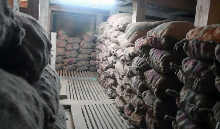 সরকার দাম নির্ধারণের পর জয়পুরহাটে হিমাগারে আলু বিক্রি বন্ধ