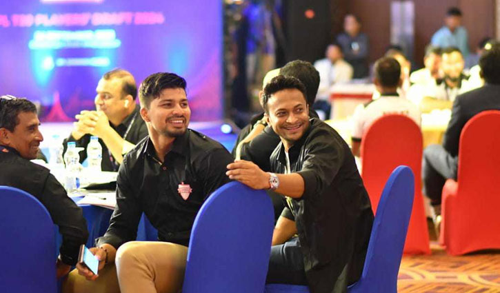 কুমিল্লায় কর্নওয়াল, ঢাকায় নাঈম শেখ, দেখে নিন কে কোন দলে