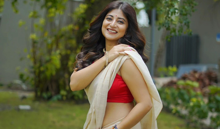 প্রেমিককে নিয়ে থাইল্যান্ডে সন্দীপ্তা