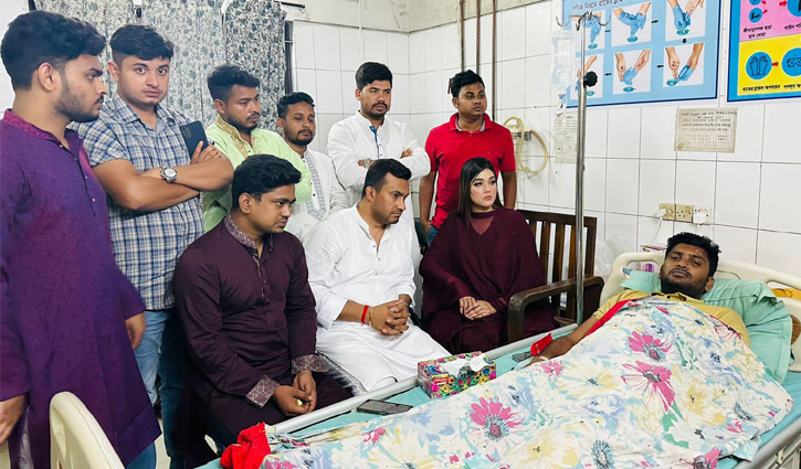আহত সেই ছাত্রলীগ নেতাকে দেখতে হাসপাতালে মাহি