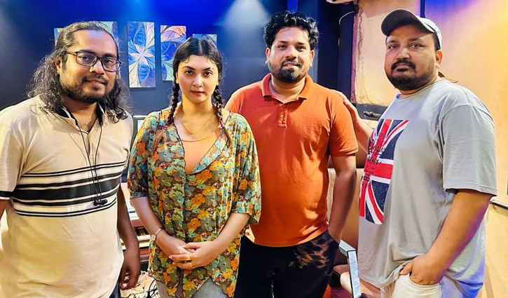 আনন্দের কথায় ‘ভাইরাল ফ্যামিলি’র টাইটেল সং