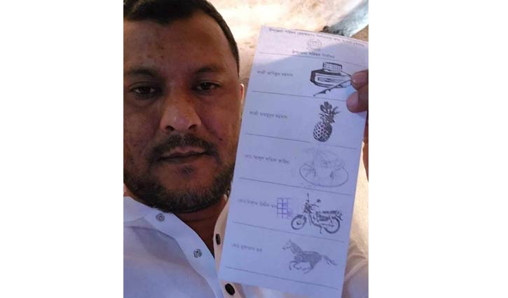 পঞ্চগড়ে সিল মারা ব্যালট নিয়ে চেয়ারম্যানের সেলফি 