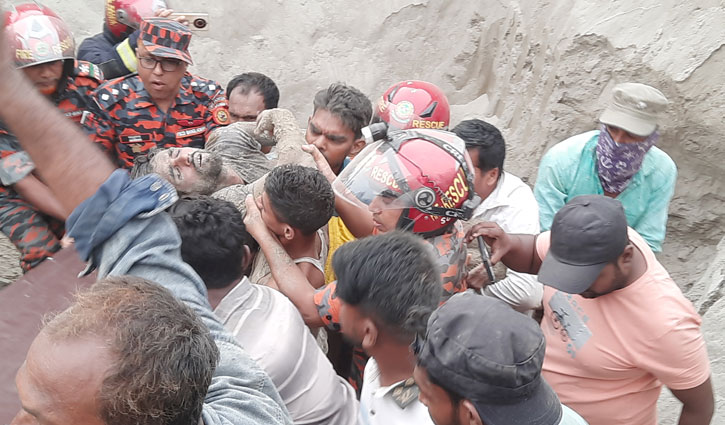 সিরাজগঞ্জে মাটিচাপা পড়া শ্রমিক জীবিত উদ্ধার  