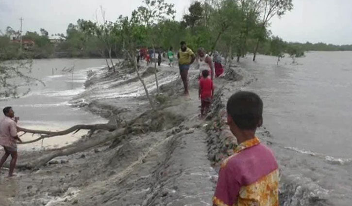 রেমালের আঘাত: সাতক্ষীরার মাছের ঘের প্লাবিত 