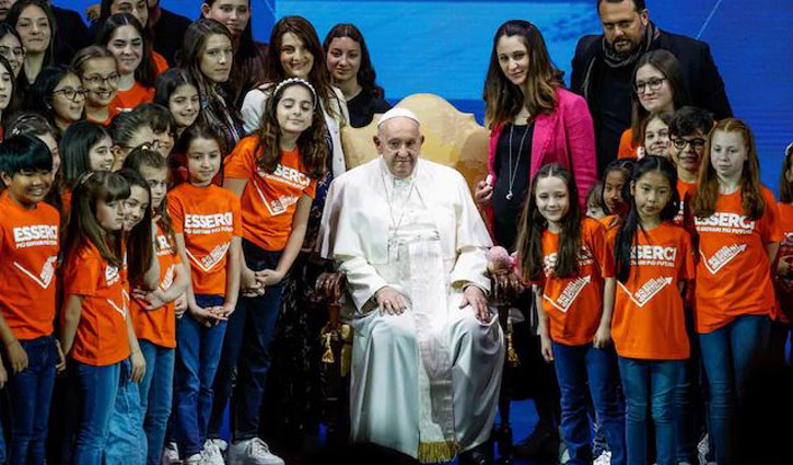 শিশুবিহীন বাড়ি কুকুর-বিড়াল দিয়ে পূর্ণ হয়ে ওঠে: পোপ