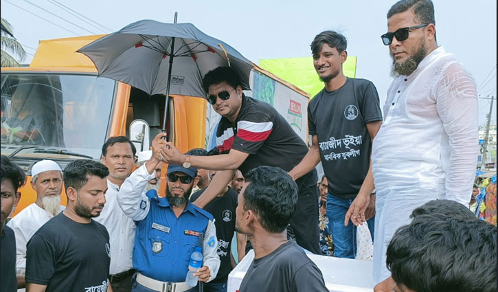 লক্ষ্মীপুরে যুবলীগের ছাতা, স্যালাইন ও পানি বিতরণ 