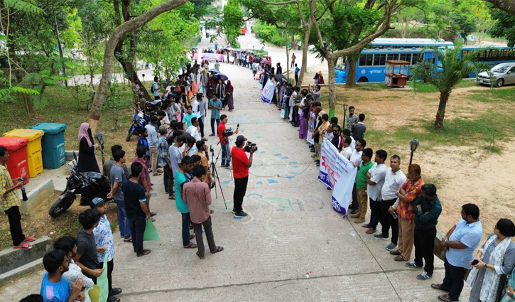 শিক্ষকদের উপর হামলার ঘটনায় কুবিতে তিন মানববন্ধন