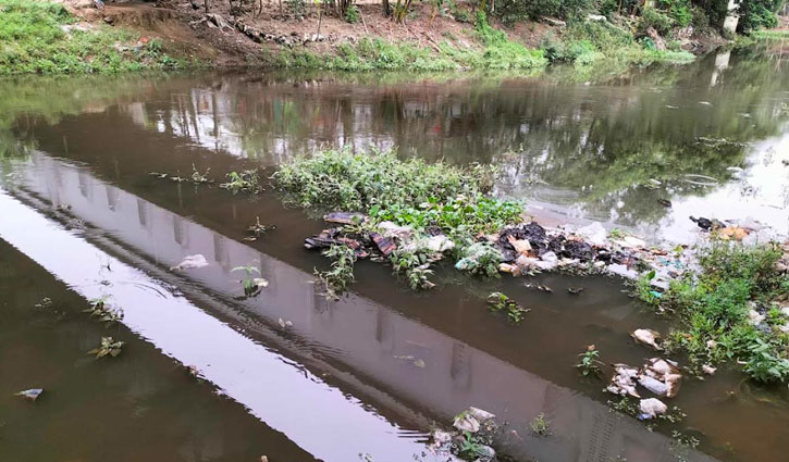 এক সময় ডাকাতিয়ার পানি মেটাত তৃষ্ণা, এখন দুর্গন্ধে অসুস্থ হচ্ছেন মানুষ এক সময় ডাকাতিয়ার পানি মেটাত তৃষ্ণা, এখন দুর্গন্ধে অসুস্থ হচ্ছেন মানুষ