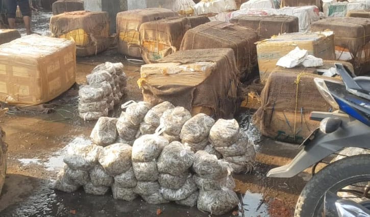 মিথ্যা ঘোষণায় আমদানিকৃত চিংড়ি মাছ জব্দ