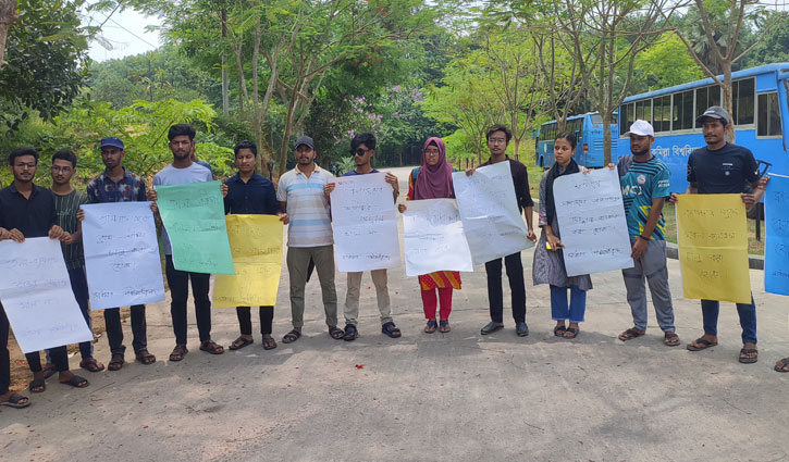 হল ছাড়তে চান না কুমিল্লা বিশ্ববিদ্যালয়ের শিক্ষার্থীরা