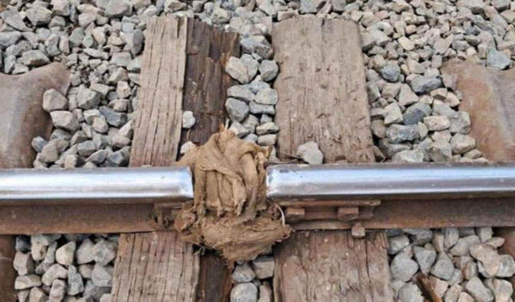 ভাঙা রেললাইনে বস্তা গুঁজে চলছে ট্রেন