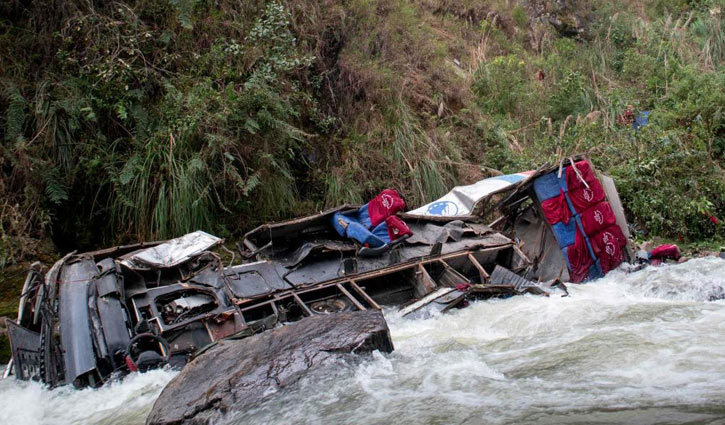 পেরুতে যাত্রীবাহী বাস খাদে পড়ে নিহত ২৫
