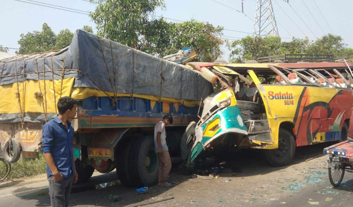 রাজবাড়ীতে বাস-ট্রাক সংঘর্ষে আহত ১০