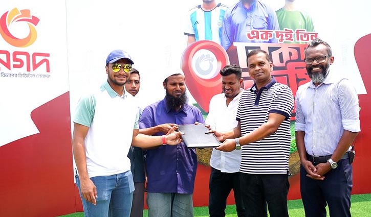 অটো রিকশাচালকের দলকে নগদের জমি বুঝিয়ে দিলেন সাকিব