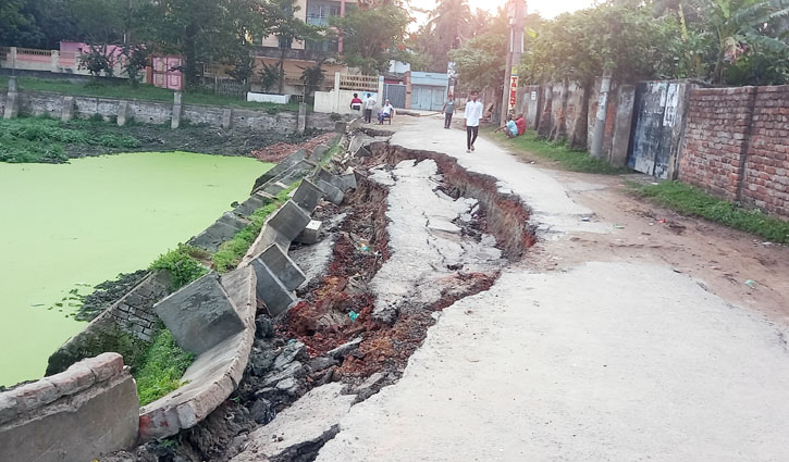 কুমিল্লায় নিয়ম না মেনে পুকুর খনন, ভাঙছে সড়ক