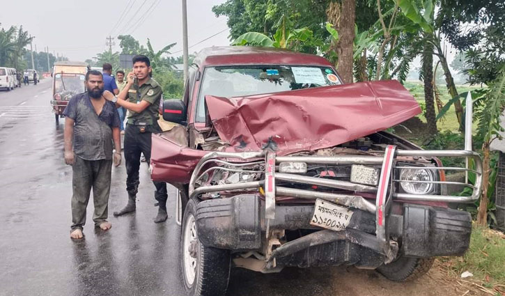 বাসের ধাক্কায় দুমড়ে-মুচড়ে গেলো ইউএনওর গাড়ি
