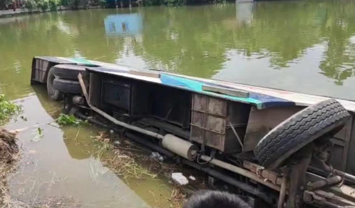 চাঁদপুরে যাত্রীবাহী বাস পুকুরে পড়ে শিশু নিহত