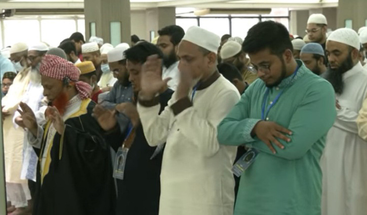 রাজধানীর পান্থপথে ঈদুল ফিতরের নামাজ আদায়