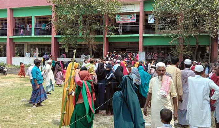 লক্ষ্মীপুরে নির্বাচনের ফল ঘোষণার পর পুলিশের গাড়িতে হামলা