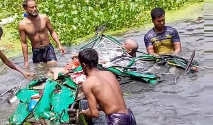 4 killed as truck hits auto-rickshaw in Noakhali