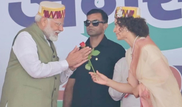 Kangana welcomes Modi with a rose 