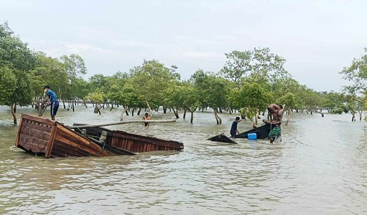 20 salt-laden trawlers capsize in Bay, 70 missing