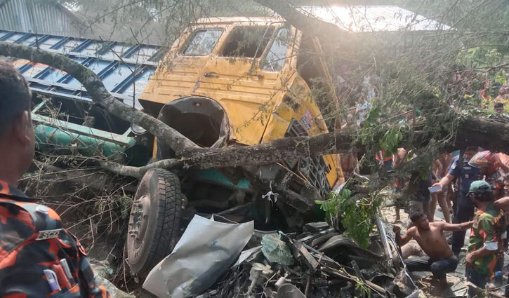 Tripartite collision leaves 12 dead in Jhalakathi