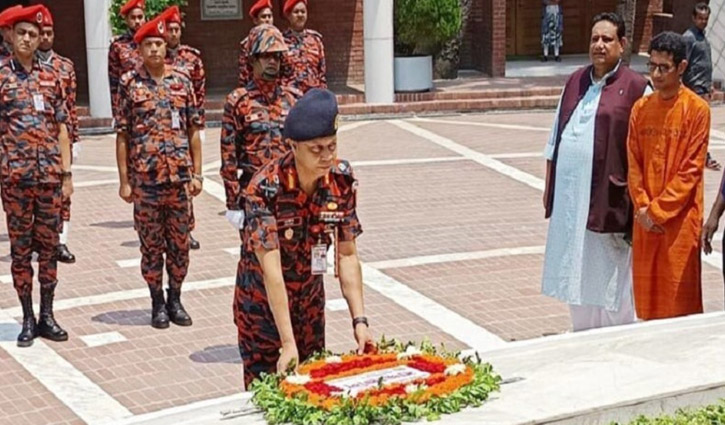 বঙ্গবন্ধুর সমাধিতে ফায়ার সার্ভিসের ডিজির শ্রদ্ধা