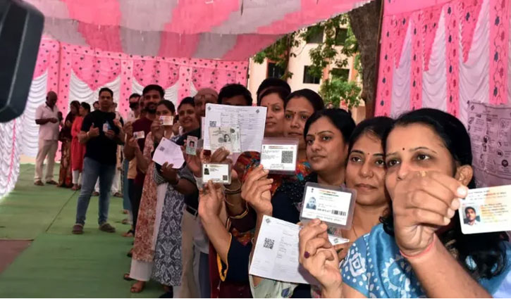 লোকসভা নির্বাচন: ভারতে তৃতীয় দফার ভোটগ্রহণ চলছে