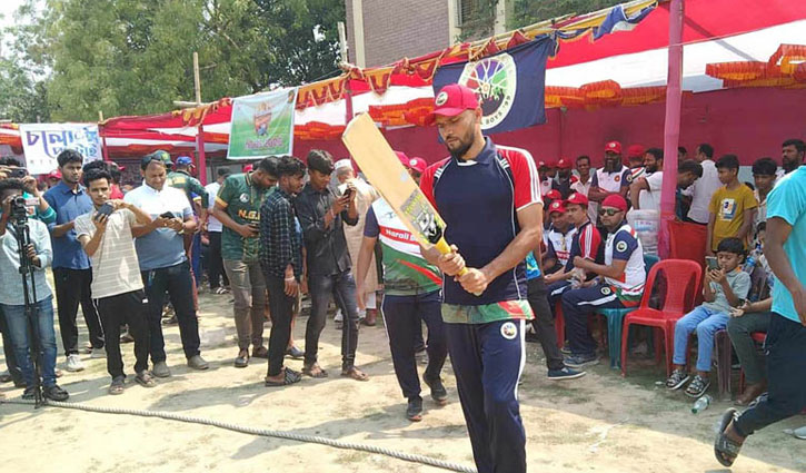 বন্ধুদের সঙ্গে ক্রিকেট খেললেন মাশরাফি, হয়েছেন ম্যাচসেরা