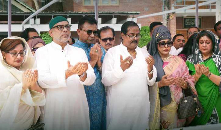 টুঙ্গিপাড়ায় বঙ্গবন্ধুর সমাধিতে মিশা-ডিপজলদের শ্রদ্ধা