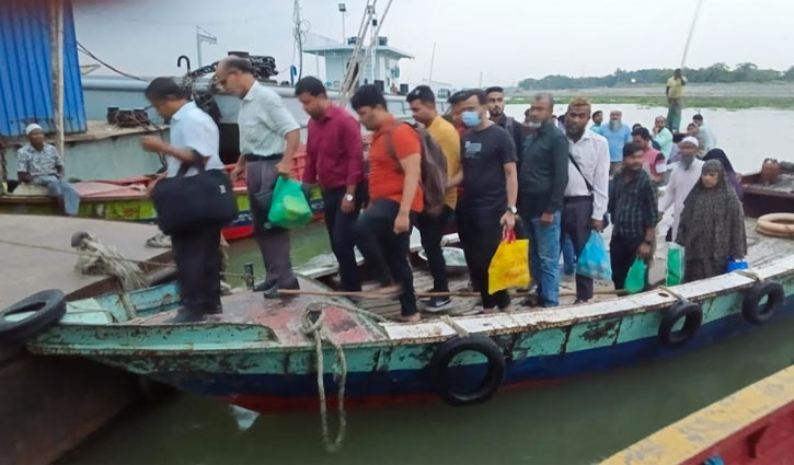 মেঘনায় ঝুঁকি নিয়ে চলছে ট্রলারে যাত্রী পারাপার