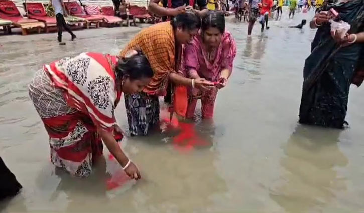 কুয়াকাটা সৈকতে গঙ্গাস্নানে অংশ নিলেন হাজারো সনাতনী নারী পুরুষ