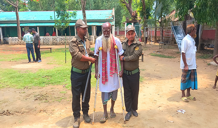 আনসারের সহায়তায় ভোট দিলেন ১০৫ বছরের বৃদ্ধ নবী হোসেন