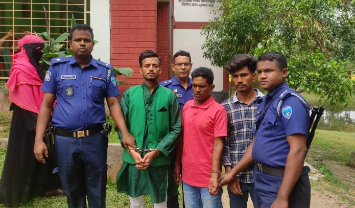 ব্যালটে সিল মারার সময় হাতেনাতে ধরা পোলিং এজেন্ট