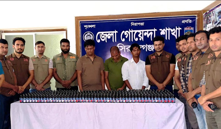 সড়কে দুই প্রাইভেটকারে মিললো ৪০০ বোতল ফেন্সিডিল, আটক ৩