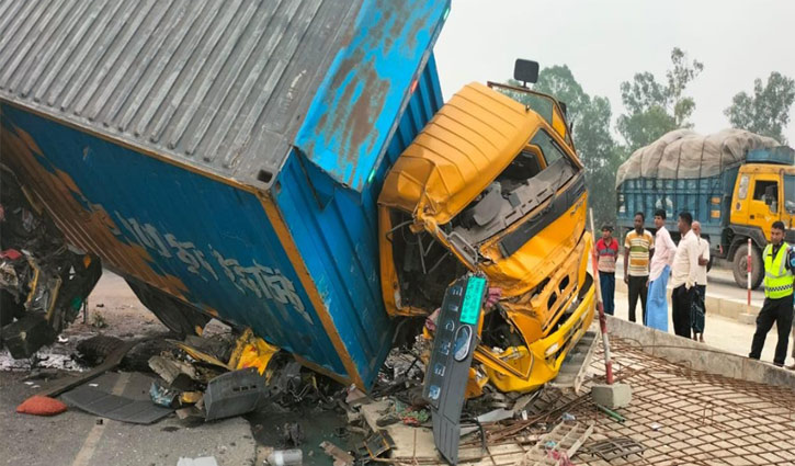 টাঙ্গাইলের মহাসড়‌কে কাভার্ডভ্যান-ট্রা‌কে সংঘ‌র্ষে নিহত ১, আহত ২