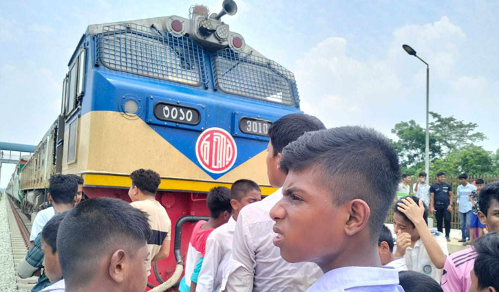 ট্রেনে কাটা পড়ে স্কুলছাত্রীর মৃত্যু, রেললাইন অবরোধ