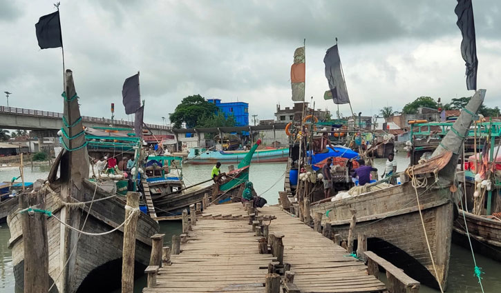 সাগরে মাছ ধরায় নিষেধাজ্ঞা: জেলেরা বলছেন ‘মড়ার উপর খাঁড়ার ঘা’