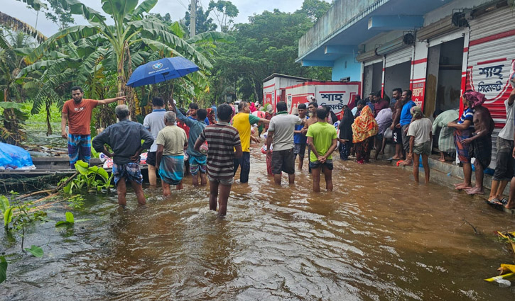 লক্ষ্মীপুরে বাড়ছে পানি, চুরির আতঙ্ক: যোগাযোগব্যবস্থা বন্ধ