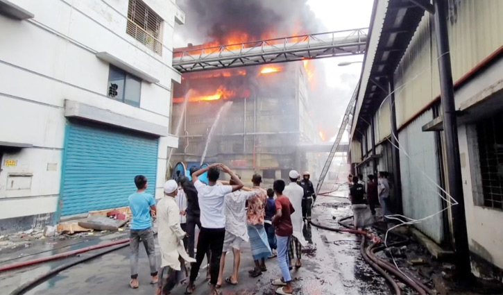 রূপগঞ্জে গাজী টায়ার কারখানায় আগুন, নিখোঁজের তালিকায় ১৬০ জন